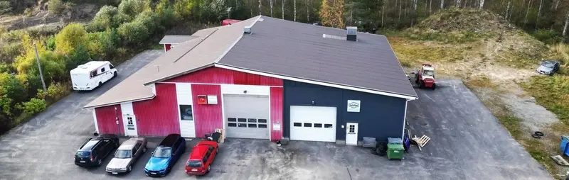 Uurinmäen nykyaikaiset kolarikorjaamo- ja huoltotilat Alajärvellä